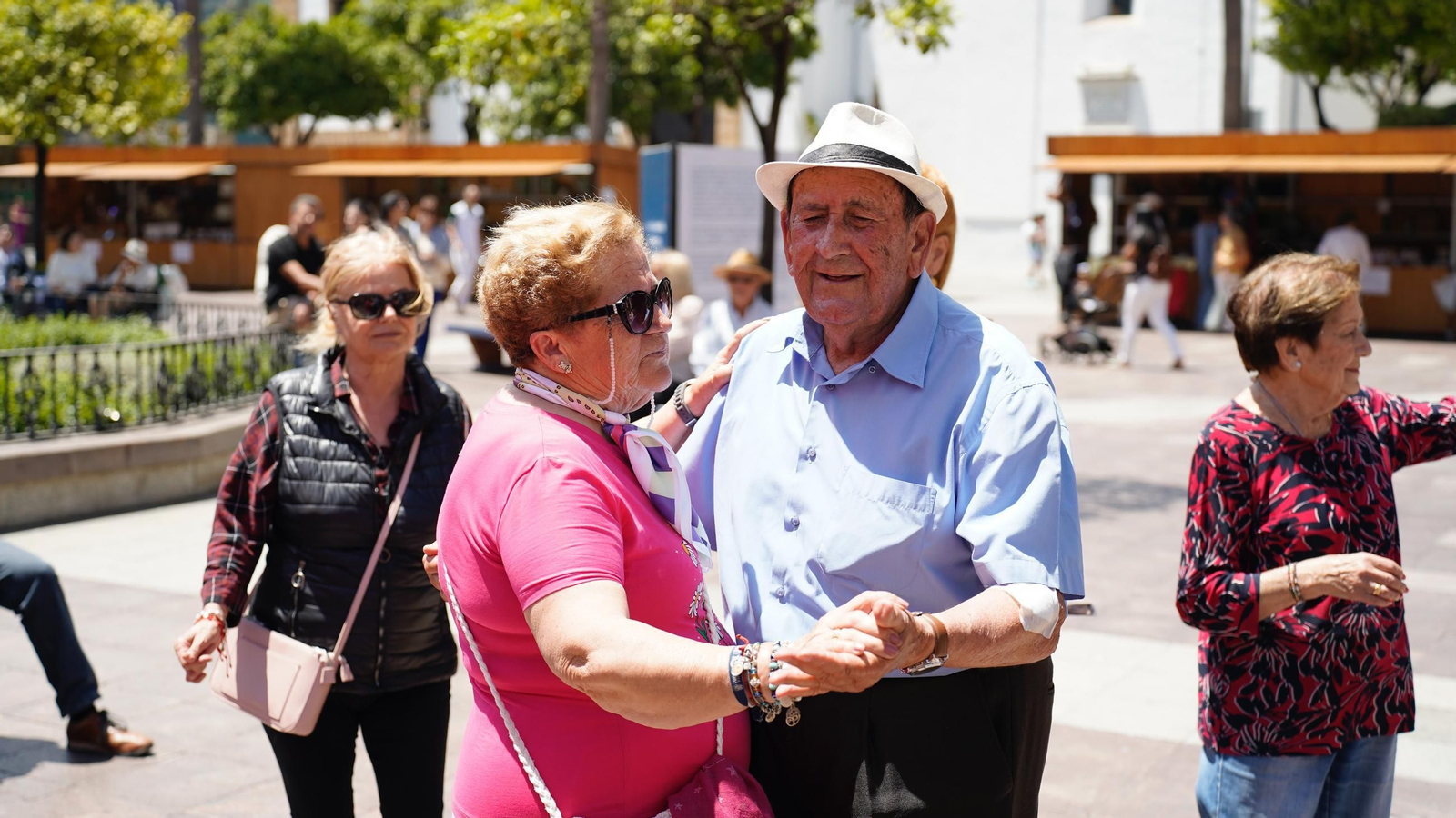 Muchas personas se reunen en la Plaza Alta, bailando y comiendo paella junto a la Feria de los Parques Naturales de Cádiz