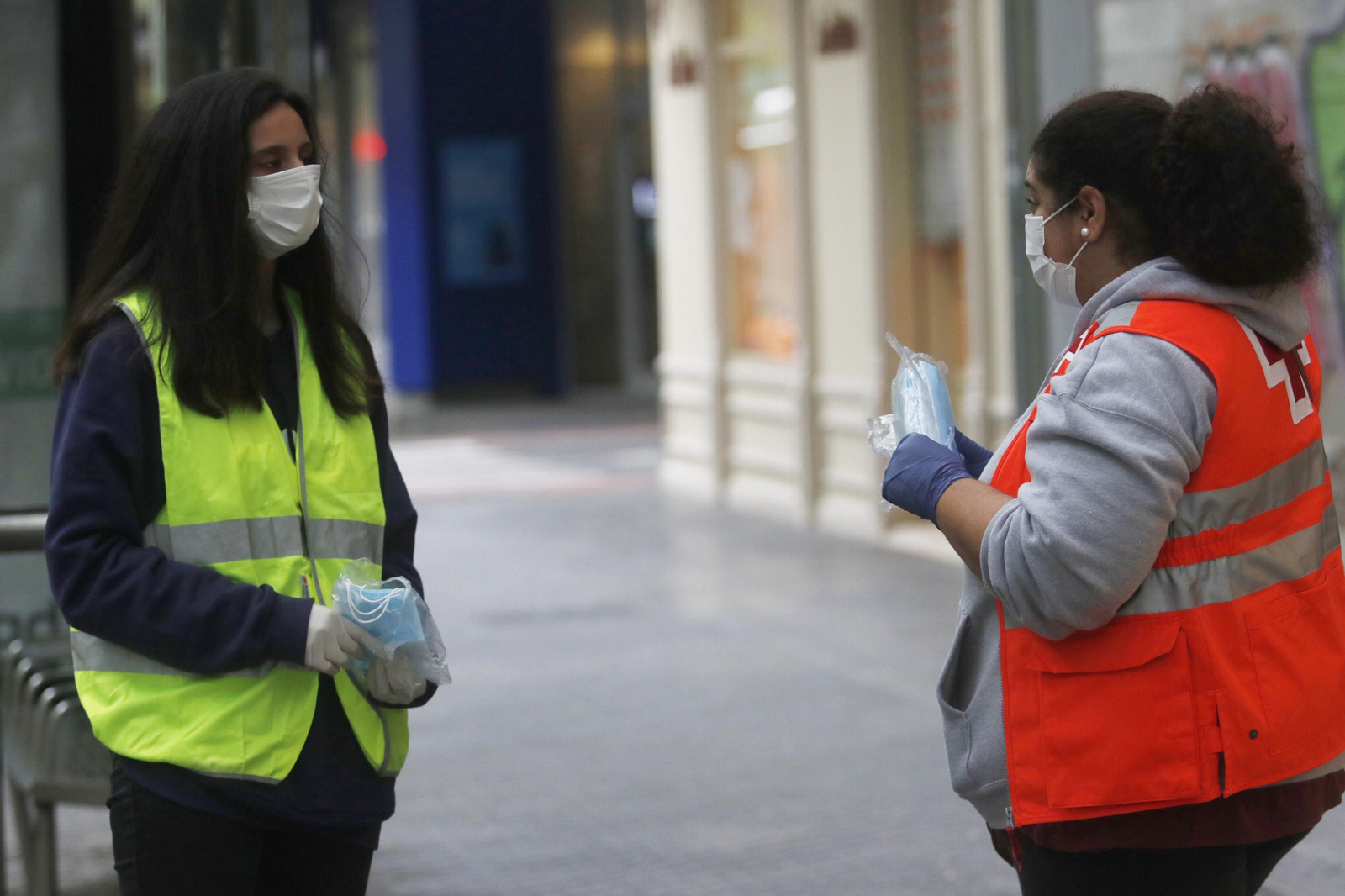 Las fotos del reparto masivo de mascarillas y la vuelta al trabajo en algunos sectores en Córdoba