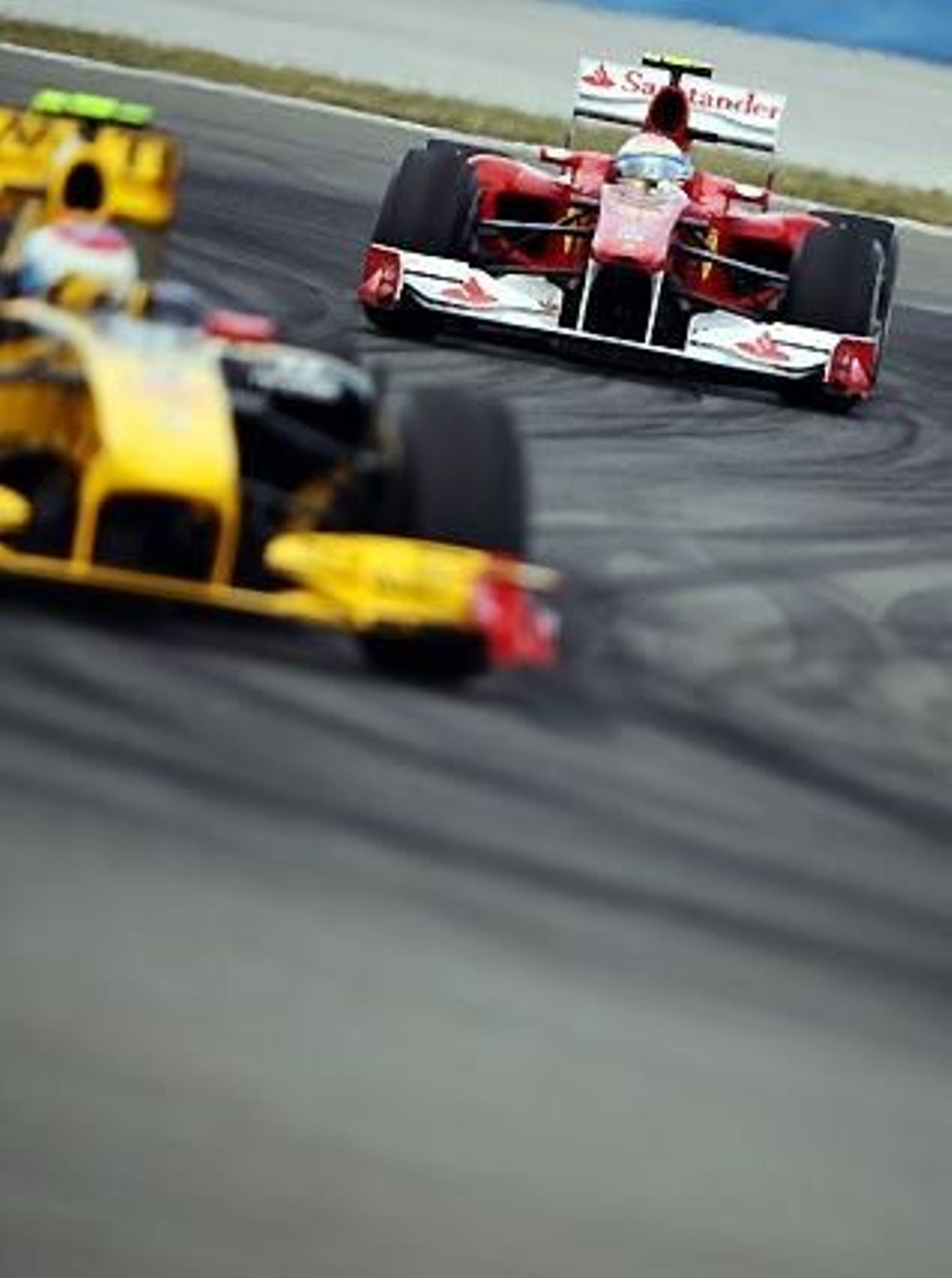 Fernando Alonso (Ferrari), a la caza de Petrov (Renault), al que acabaría adelantando.

Foto: Reuters / Afp Photo / Efe