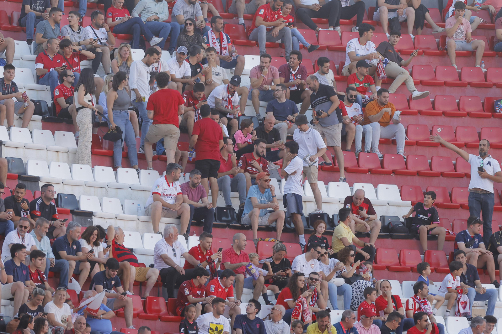 Búscate en las fotos del Sevilla-Español