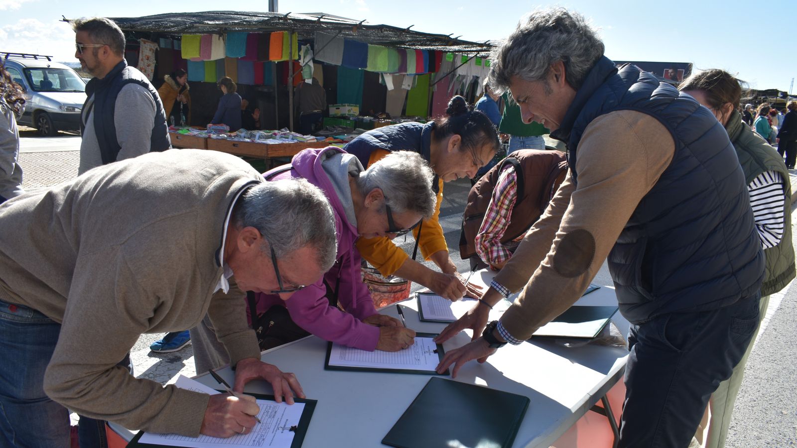 El portavoz de AxSí San Fernando, Fran Romero, en el mercadillo de la Ronda recogiendo firmas contra la subida del IBI.