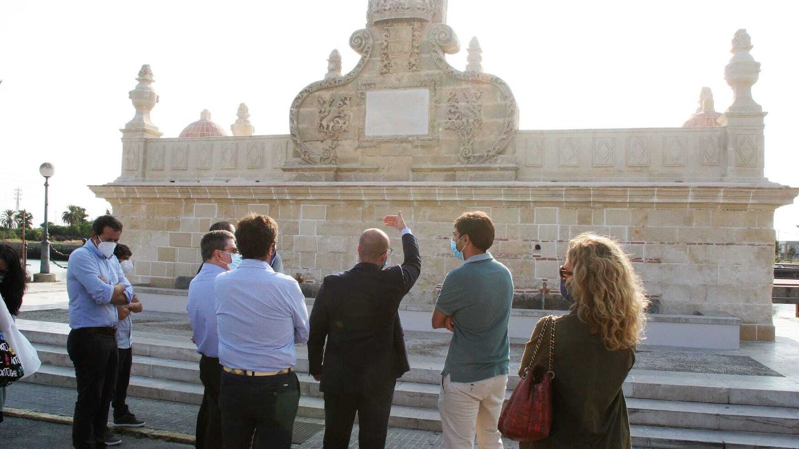 La comitiva que ha acudido este jueves a la inauguración de la obra.