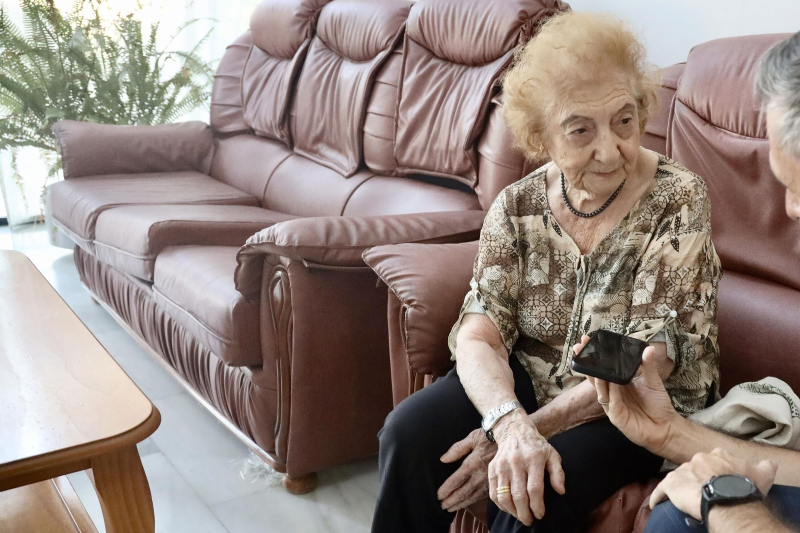Las fotos de Sara Bullón, vecina de La Luz de 102 años que hace taichí y pinta