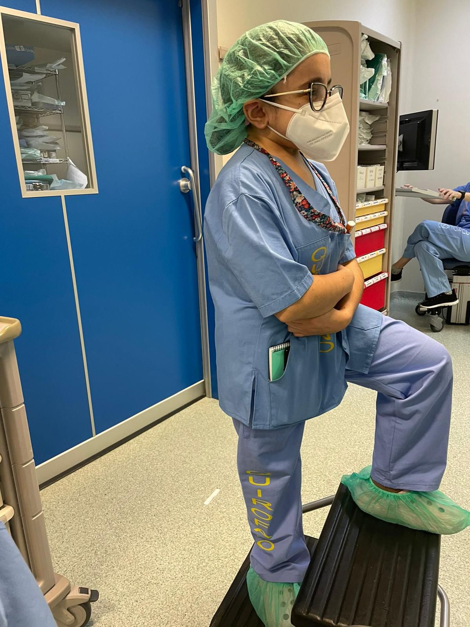 Marina Conejero durante una de sus prácticas en el hospital.