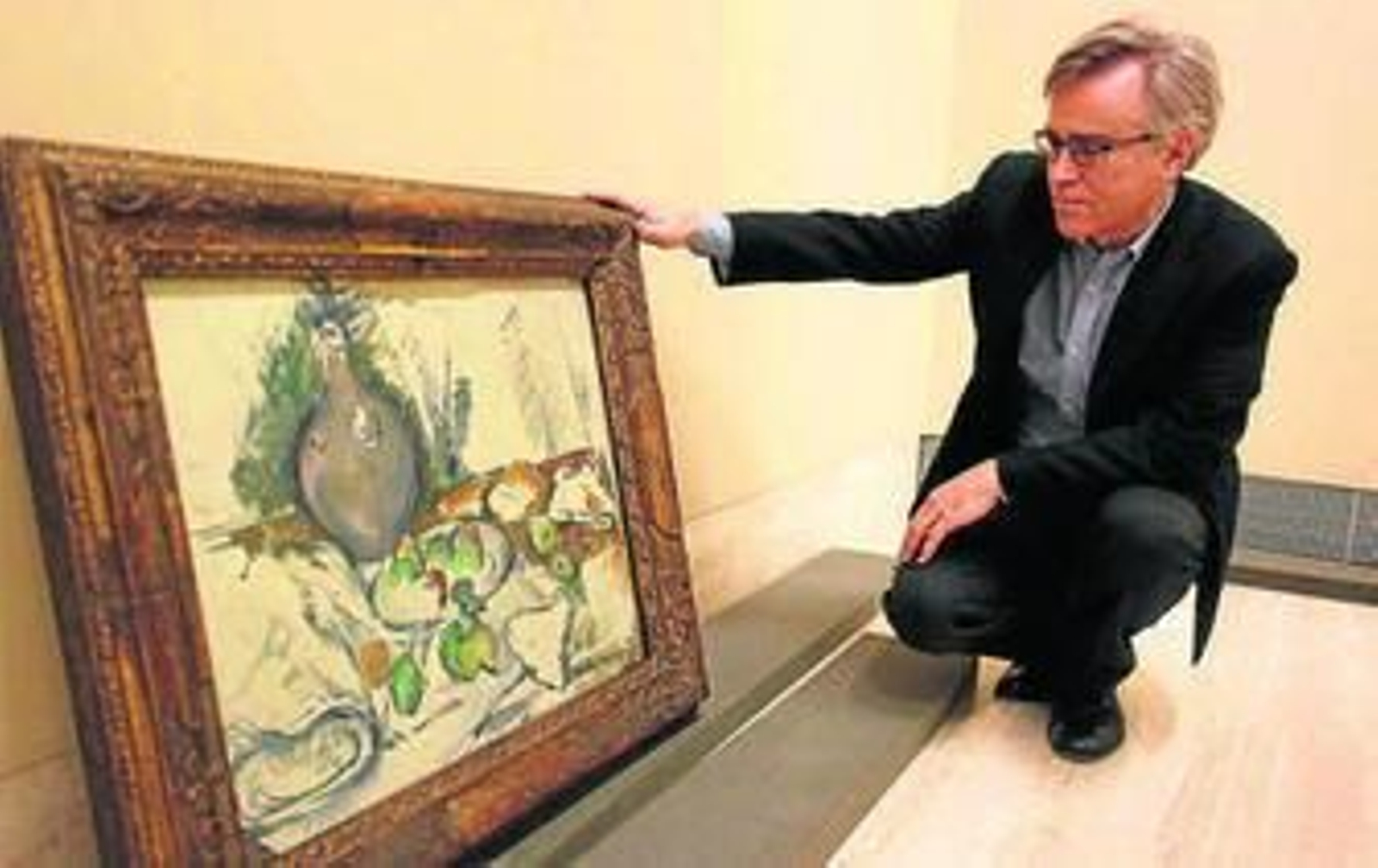 Guillermo Solana ante una obra de Cezanne que exhibe ahora el Thyssen.