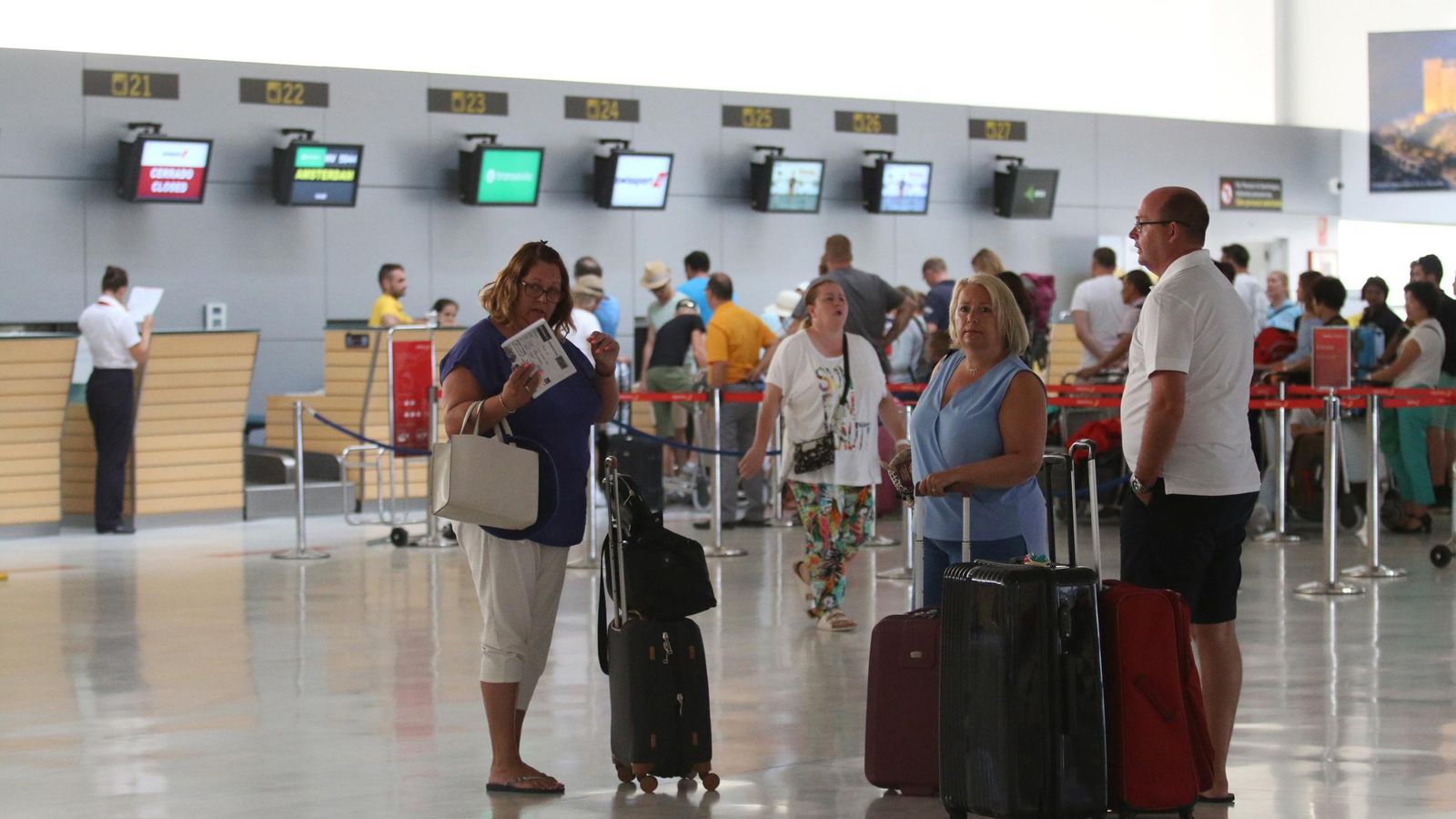 Pasajeros en la terminal de salidas del aeropuerto de Almería