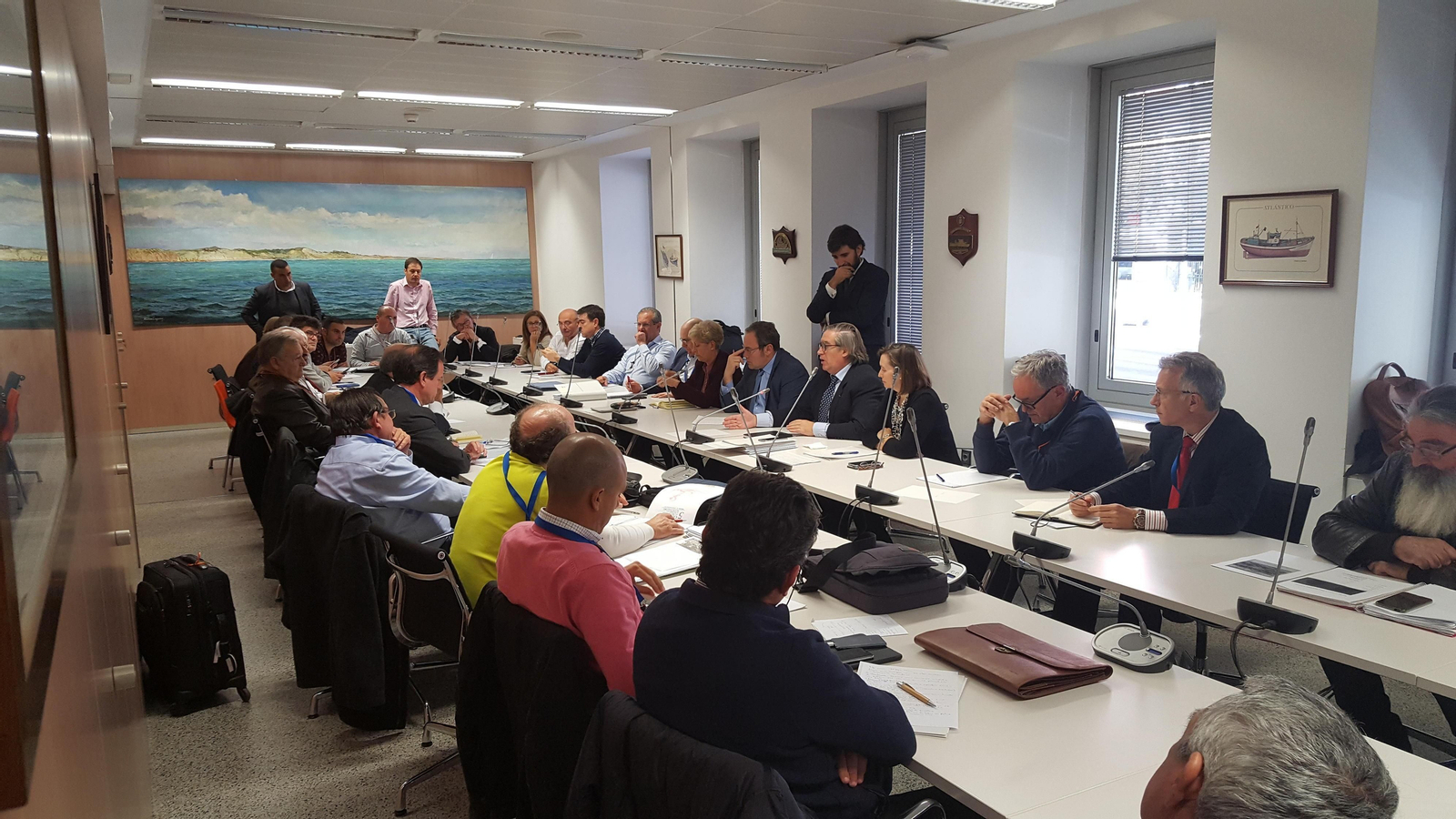 López Asenjo durante la reunión de ayer con autonomías y pescadores.