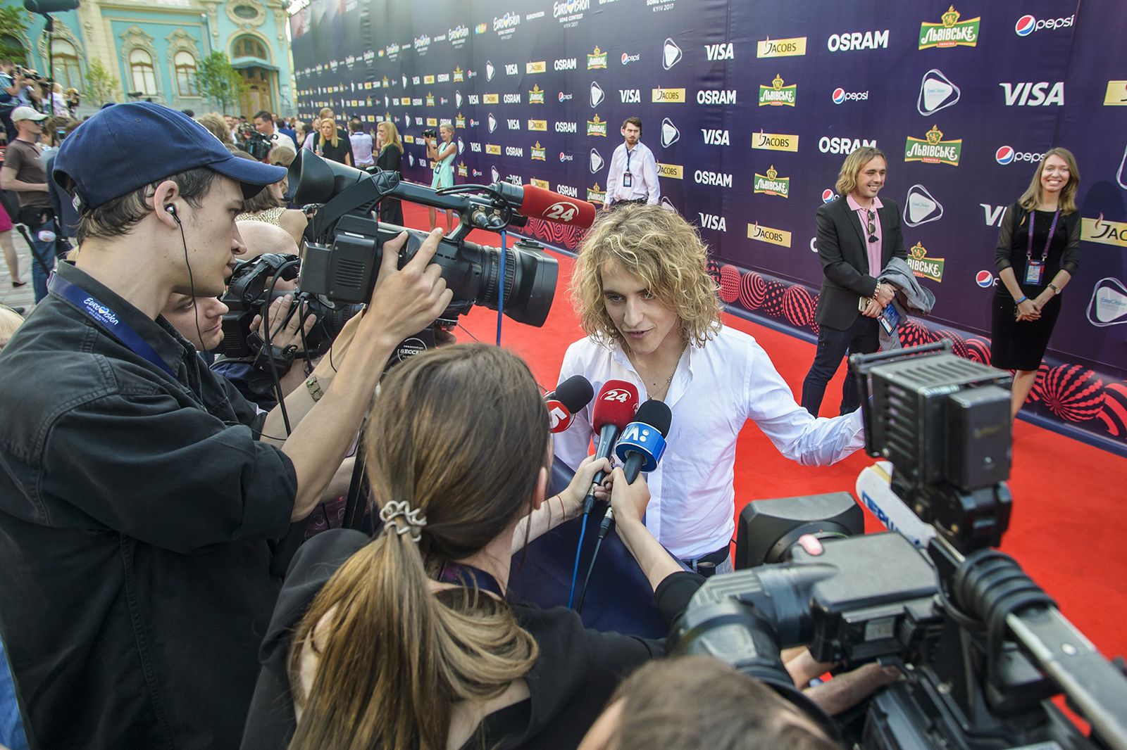 Manel Navarro anima a los fans en la alfombra