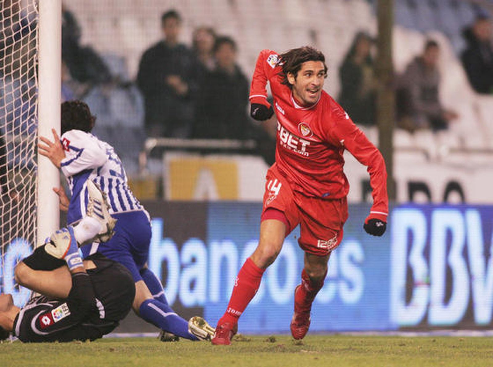 Escudé tras marca su tanto.  Foto: 13foto