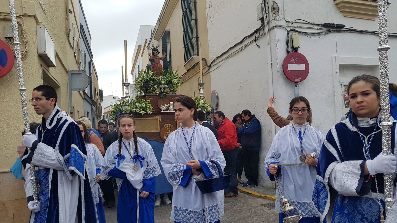 La procesión del Niño Jesús de Praga, esta mañana durante su recorrido.