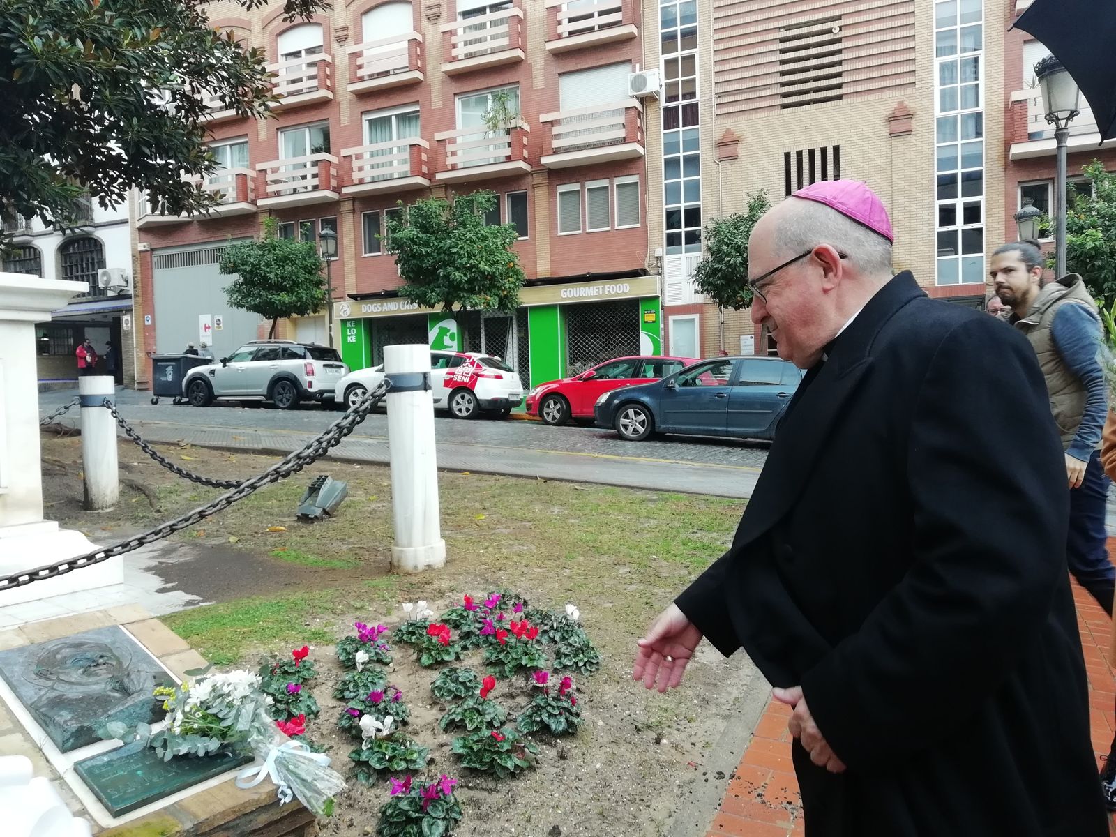 Ofrendas de flores y rezo ante el monumento a la Inmaculada en Huelva