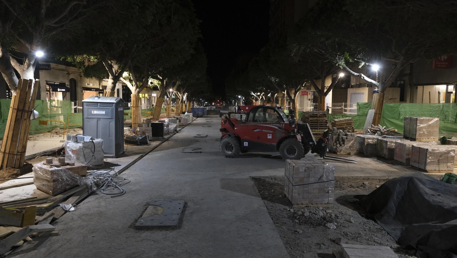 Las obras de peatonalización del Paseo de Almería entran en el turno de noche, en imágenes