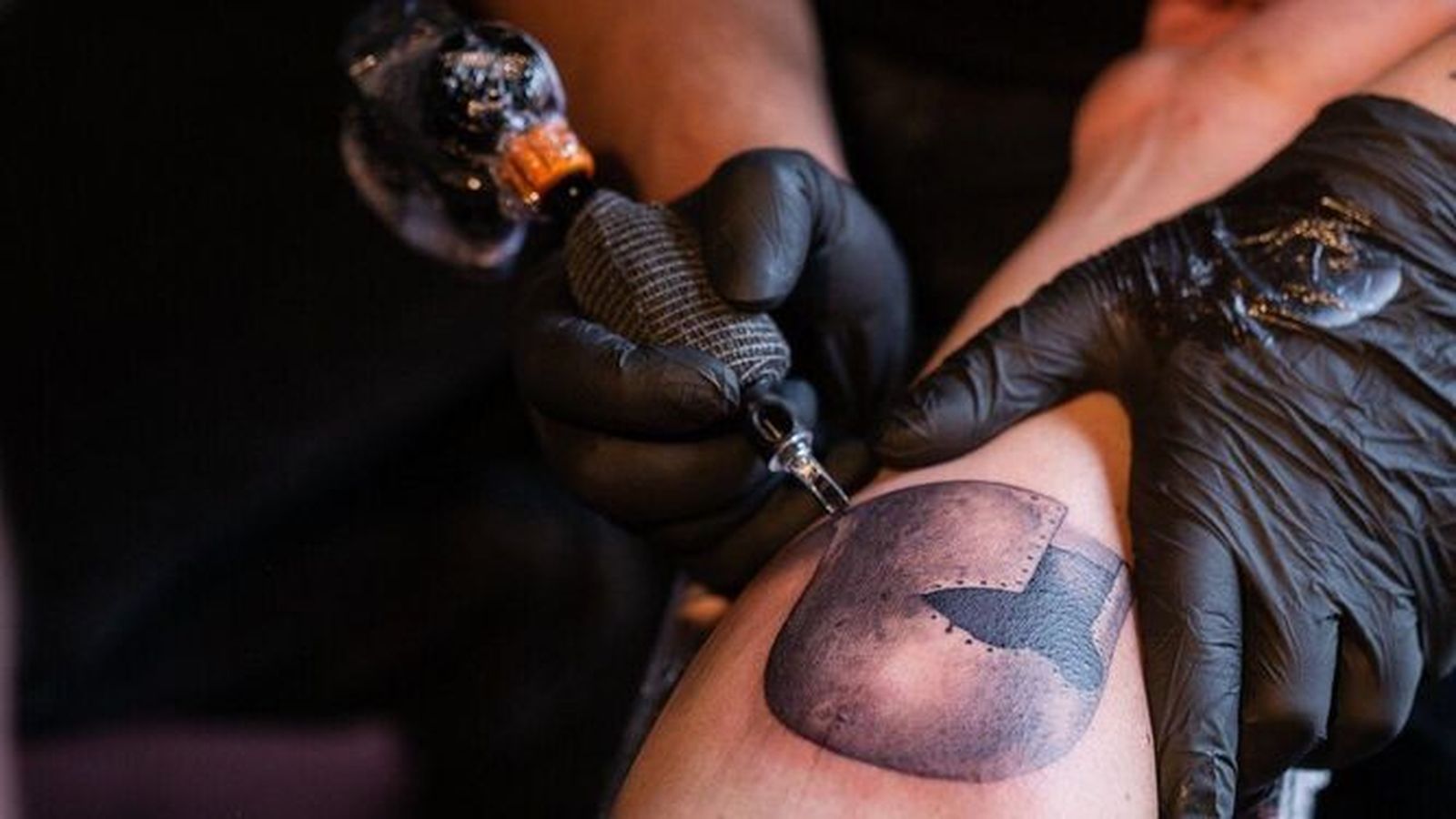 Una persona se tatúa.