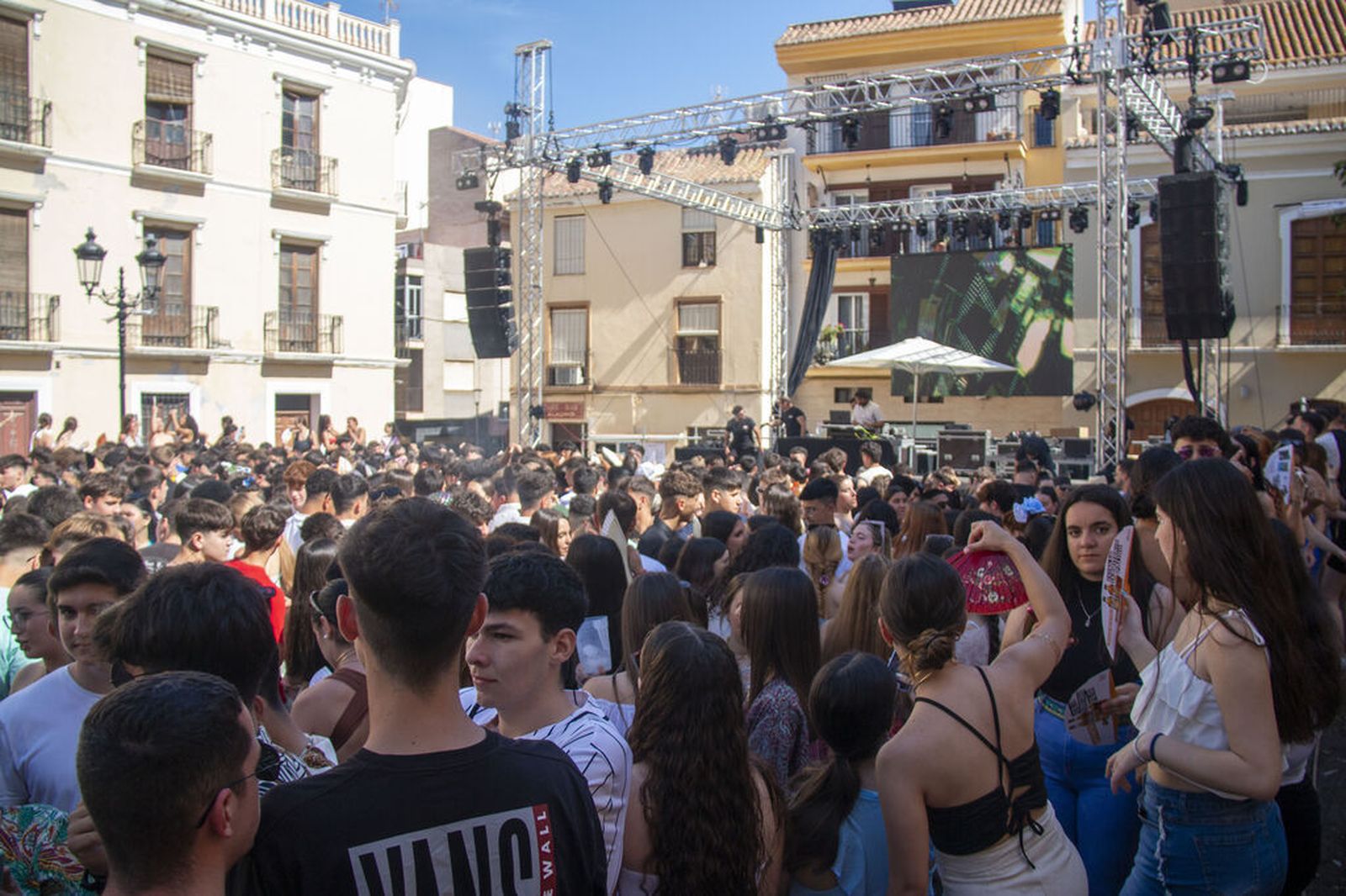 La Costa disfruta de las Cruces a ritmo de sevillanas, bulerías, Bad Bunny y La Plazuela