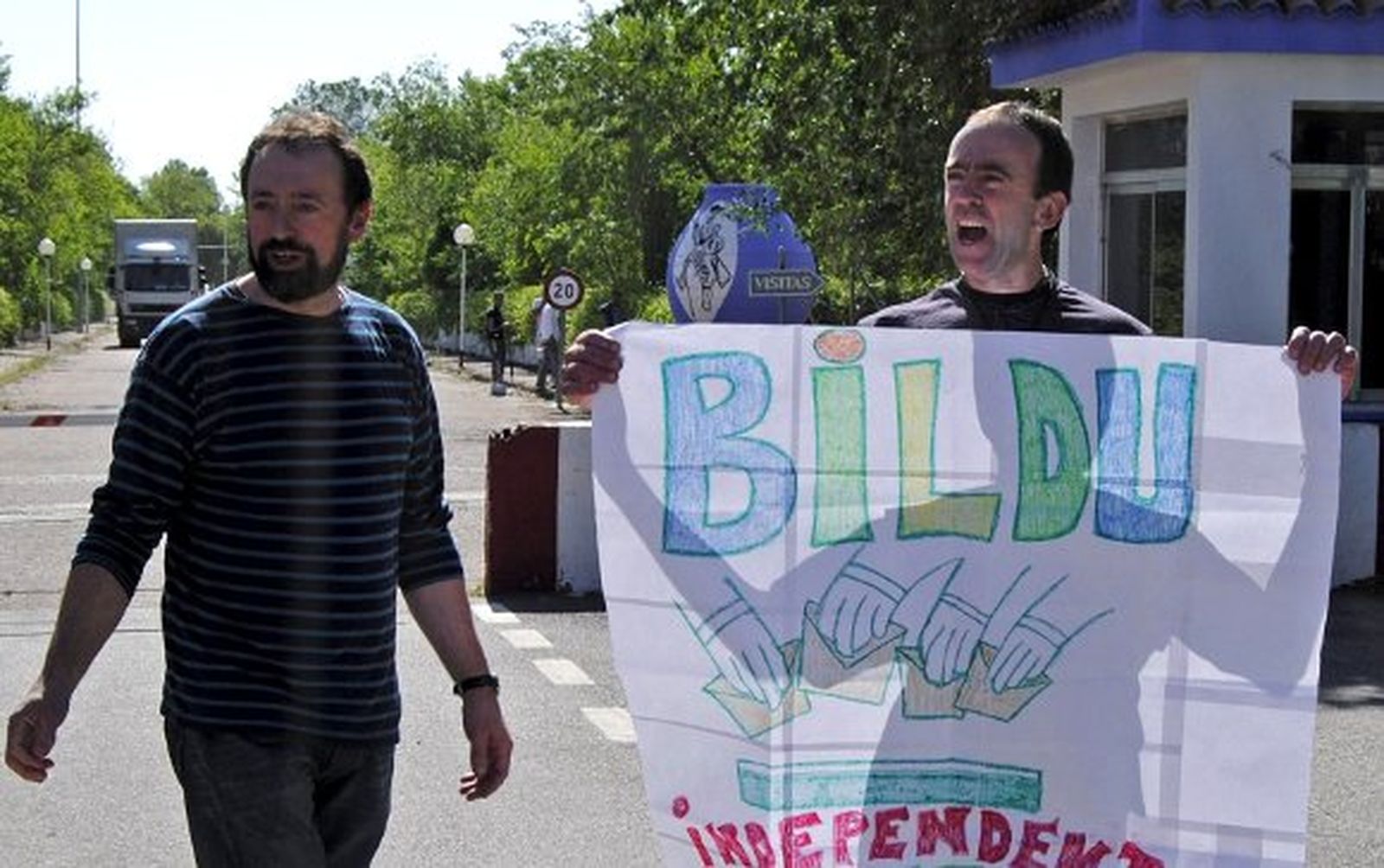 Un histórico de ETA exhibe una pancarta de Bildu nada más ser liberado