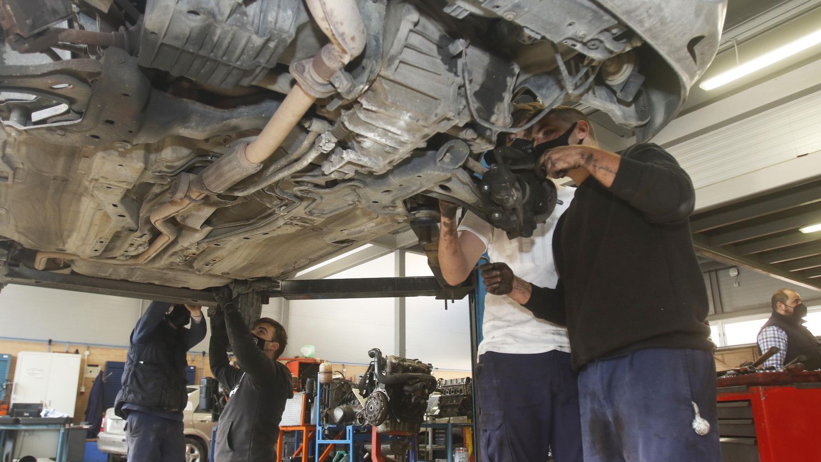 Alumnos de un ciclo de FP de mecánica en el instituto Zoco de Córdoba.