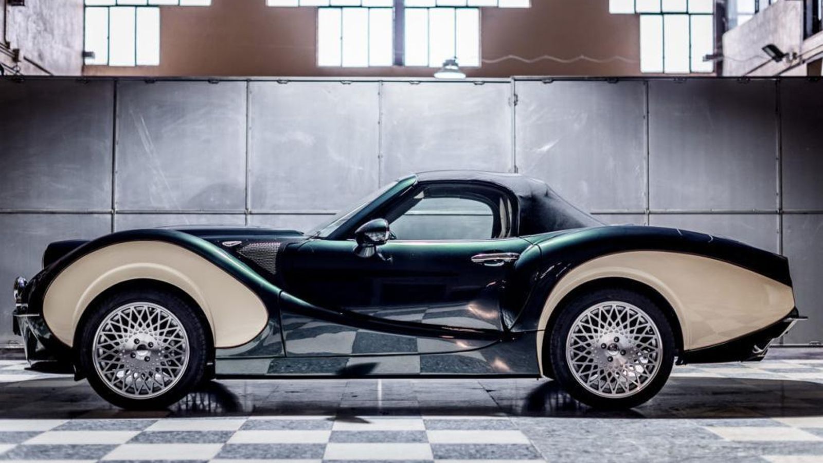 Estiloso, dinámico y con un aire retro que no deja indiferente. El Grand Albaycín es un biplaza descapotable desarrollado a partir del Mazda MX-5.