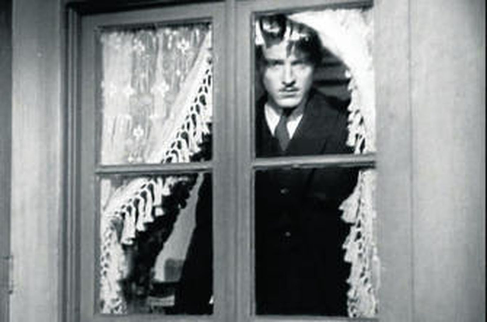 Un arranque deslumbrante. Pese a no haber gozado siempre del aplauso de la crítica, 'Remordimiento' condensa, ya sólo en portentoso comienzo, toda la elegancia del cineasta alemán, capaz  de levantar una sinfonía de precisión  y sutileza que viaja, en sólo tres minutos, desde las trincheras al dolor del superviviente tras la contienda.