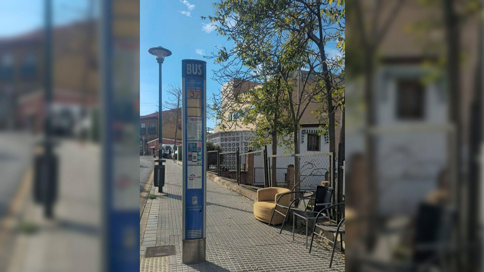 Parada Camino de Colmenar - Los Antonios con sillas y sillones.