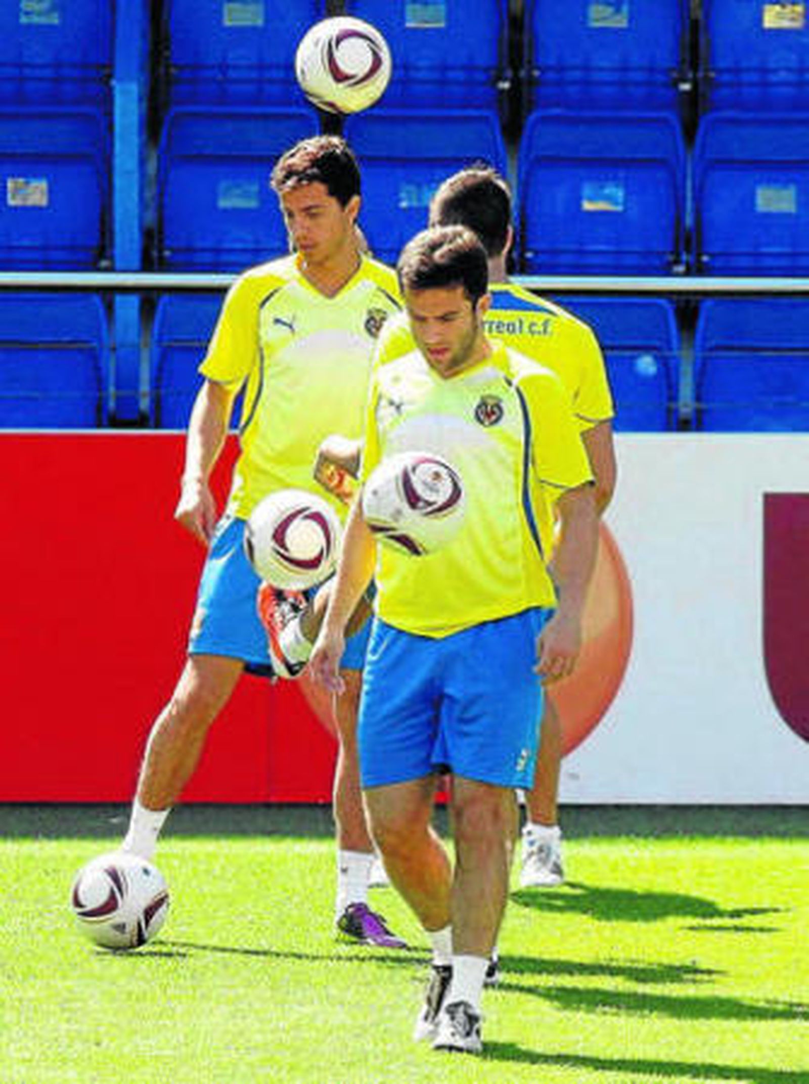 Rossi juguetea con un balón en el entrenamiento de ayer.