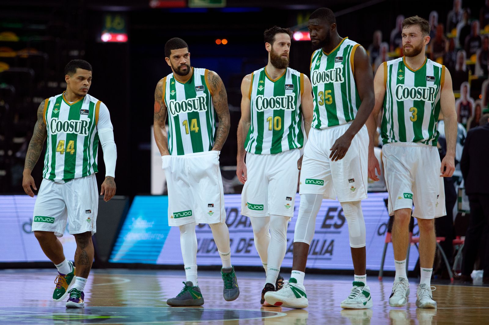 Los jugadores del Coosur Betis saltan a la pista de Miribilla.