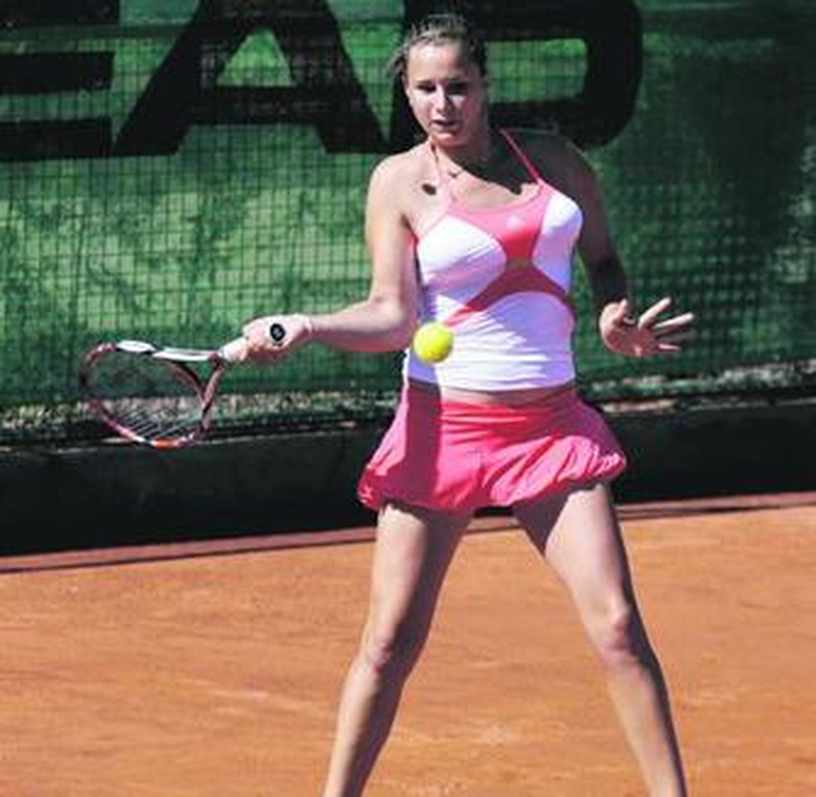 La malagueña Pilar Domínguez golpea de derecha durante un partido.