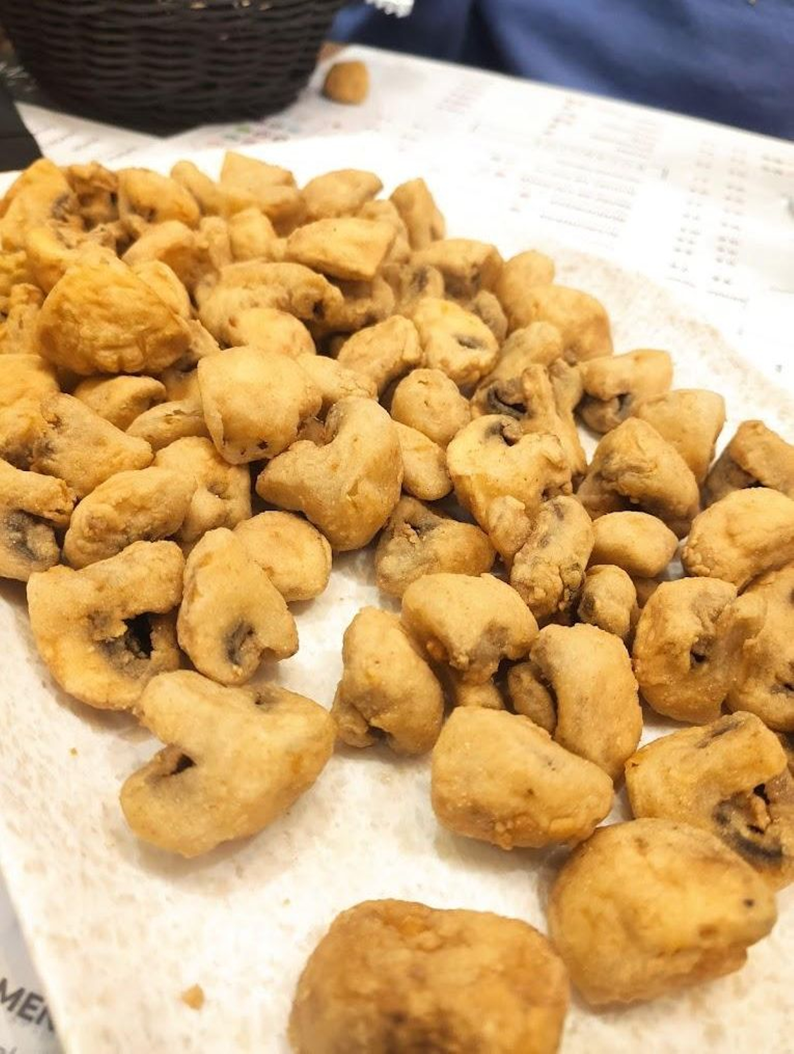 Una generosa ración de champiñones rebozados: una de las especialidades más pedidas de la carta de frituras.