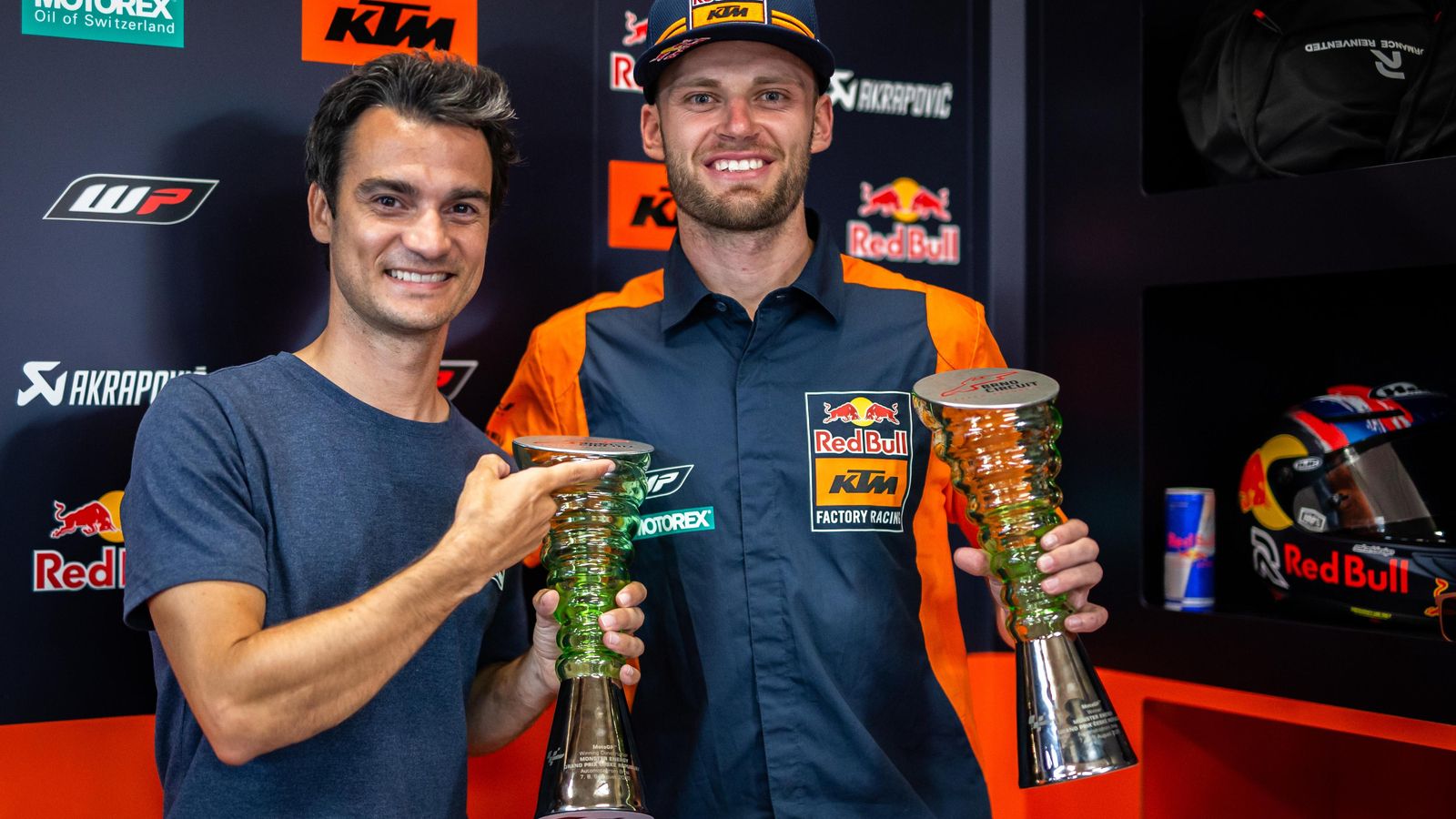 Con Brad Binder tras el triunfo del sudafricano en el GP de la República Checa, el primero de KTM en MotoGP.