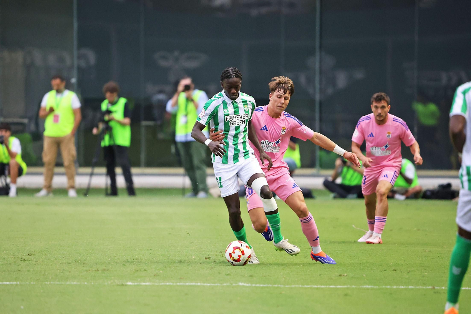 Davinchi presiona a Souleymane en el Betis Deportivo-Recre de esta temporada.