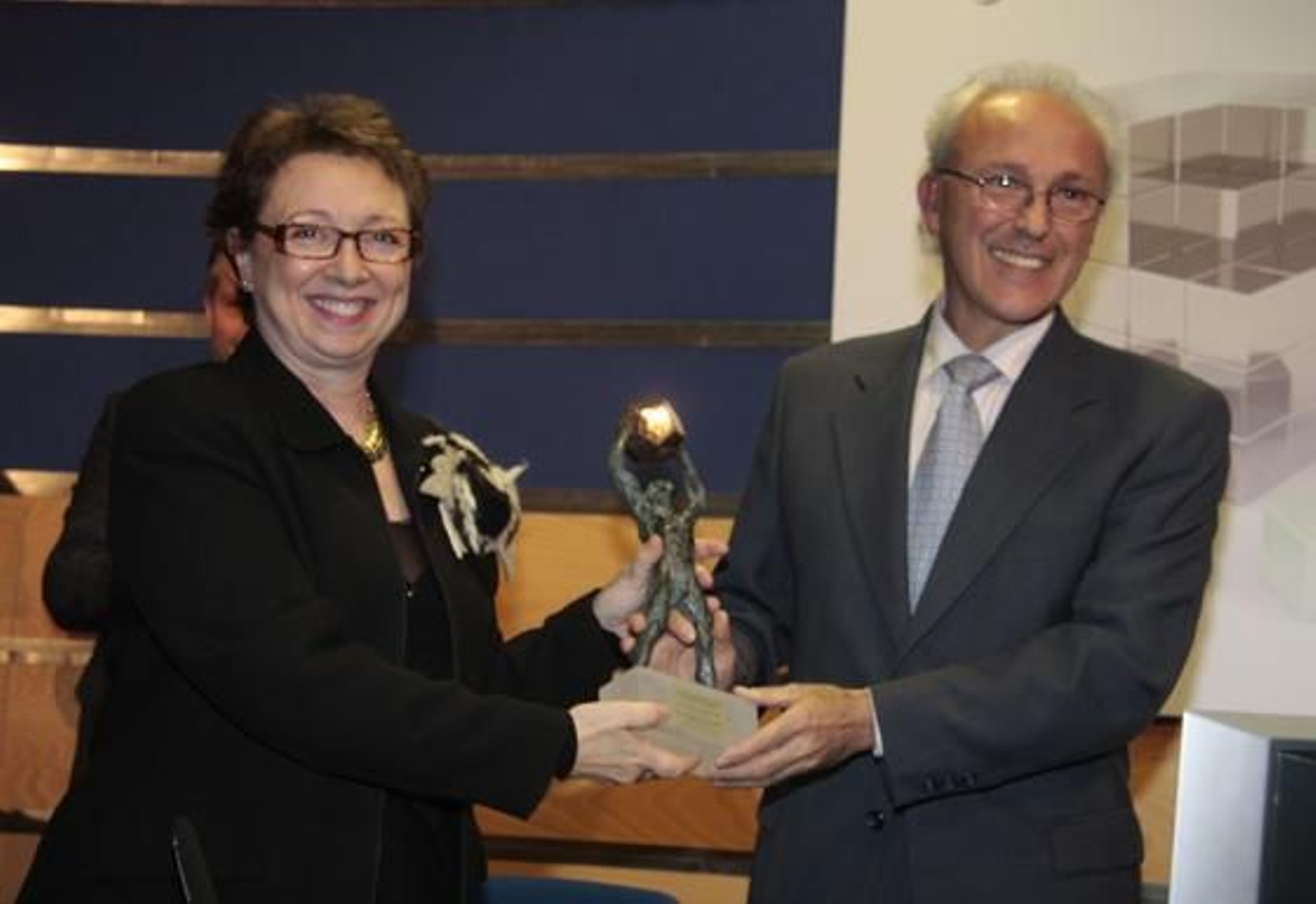 Martínez Aguayo entrega el premio en Innovación, Desarrollo Tecnológico, TIC y Aeronáutica a Ángel Rodríguez, presidente de Anafocus.

Foto: M. GOMEZ/ VICTORIA HIDALGO