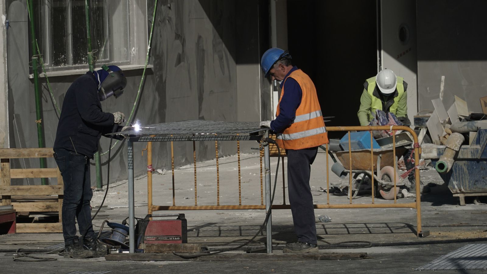 Los obreros ultiman os trabajos en las obras del centro.