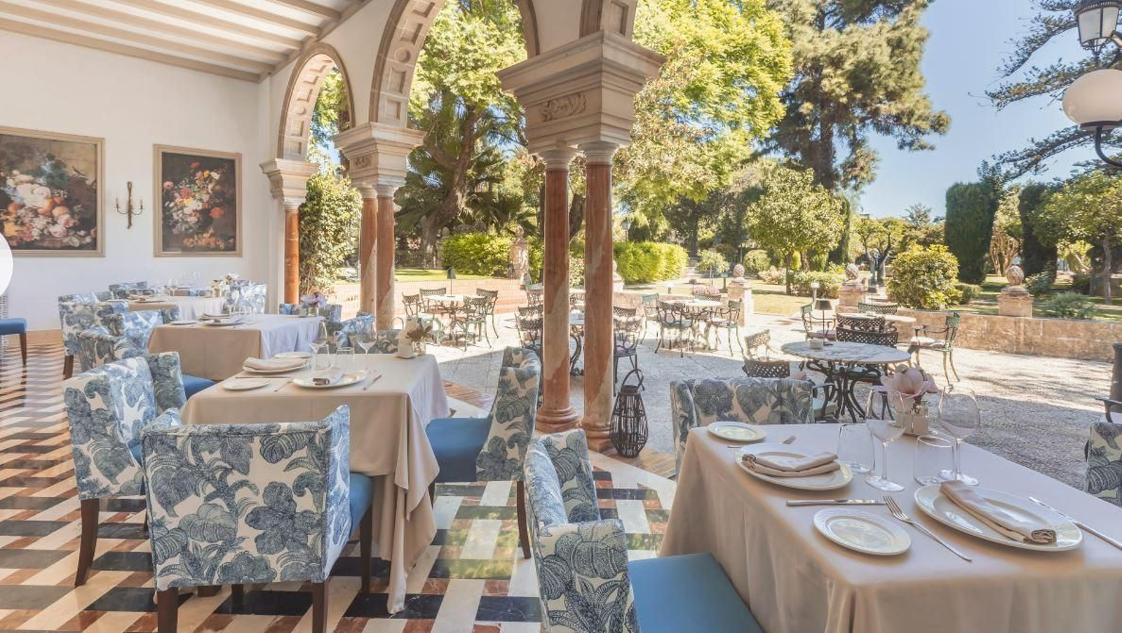 Una imagen de la terraza del restaurante Doce Caños, en el Duques de Medinaceli.
