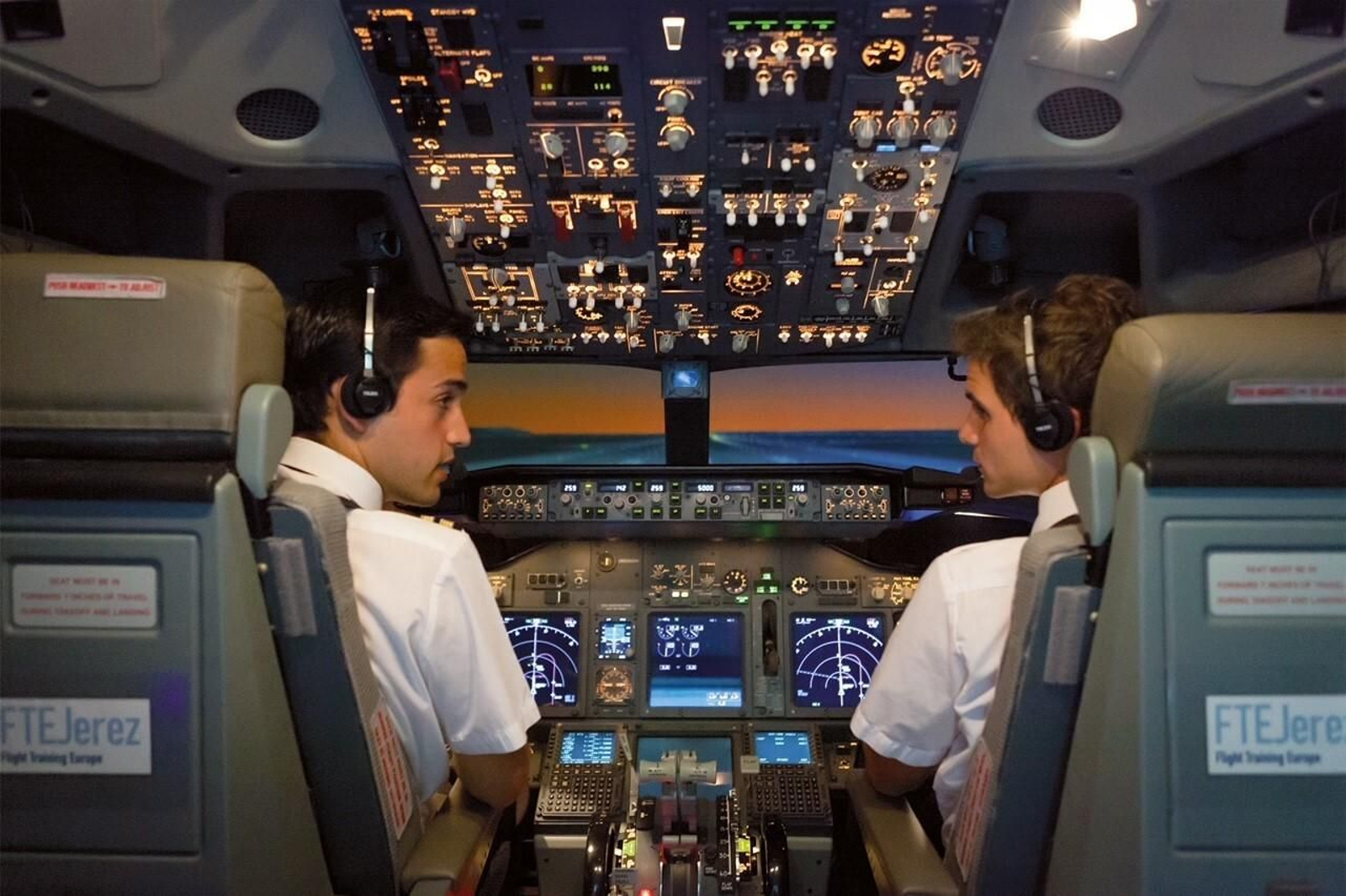 Estos estudios están enfocados en la formación integral de candidatos sin experiencia previa de vuelo.