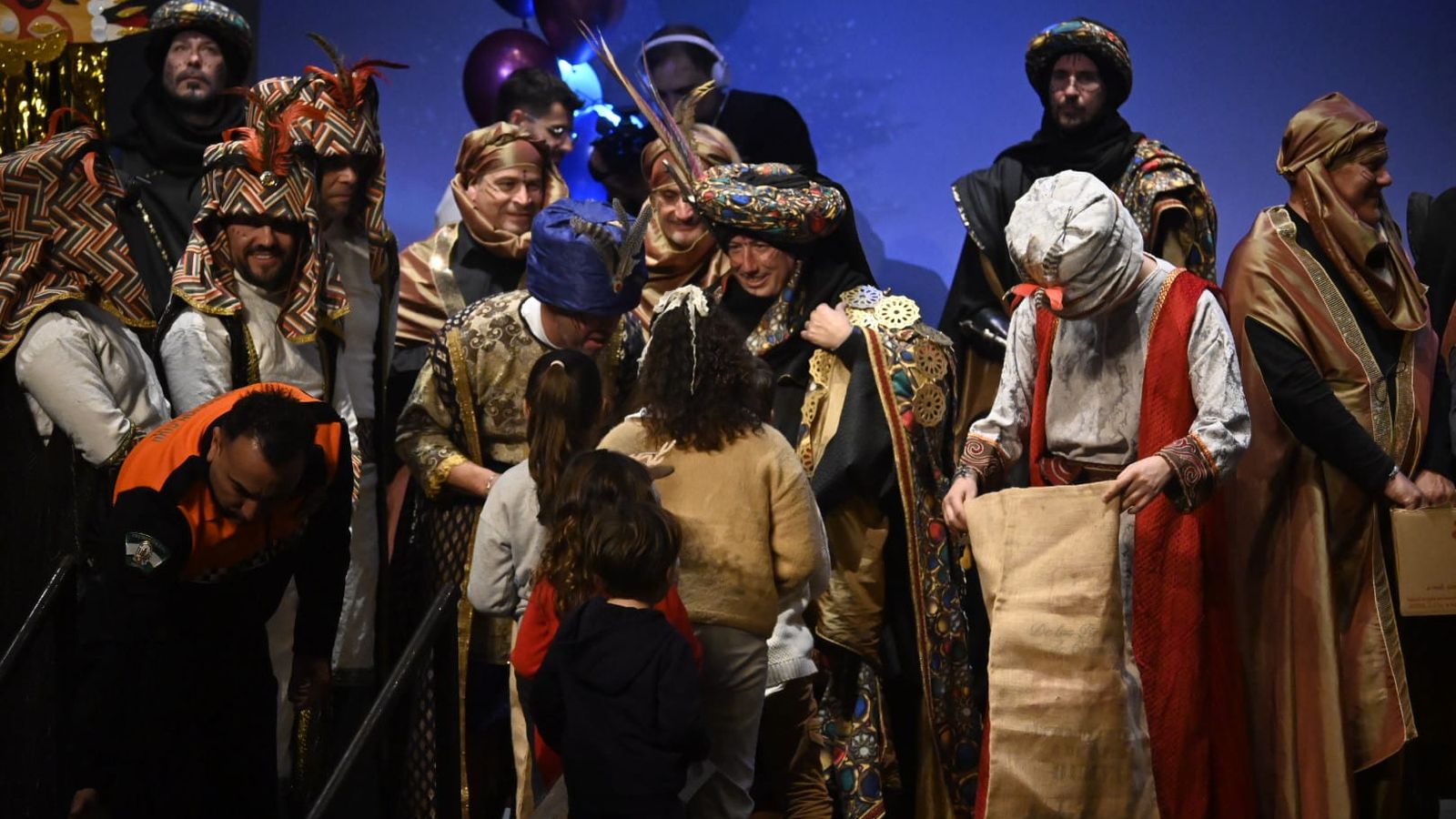 Los niños entregan sus cartas el Heraldo Real sobre el escenario del Gran Teatro.