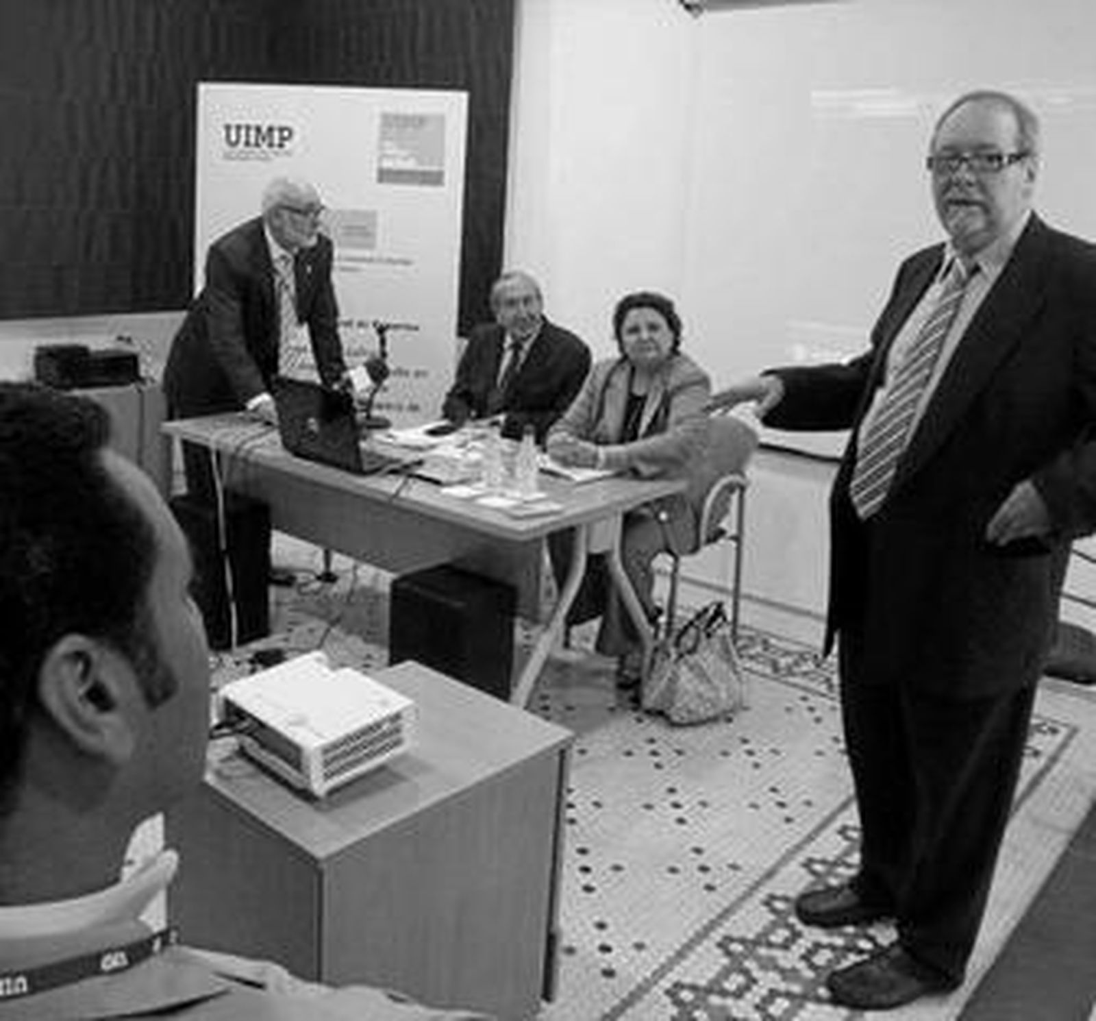 Antonio Monclús, a la derecha, presenta a la directora de la Biblioteca de Alejandría.