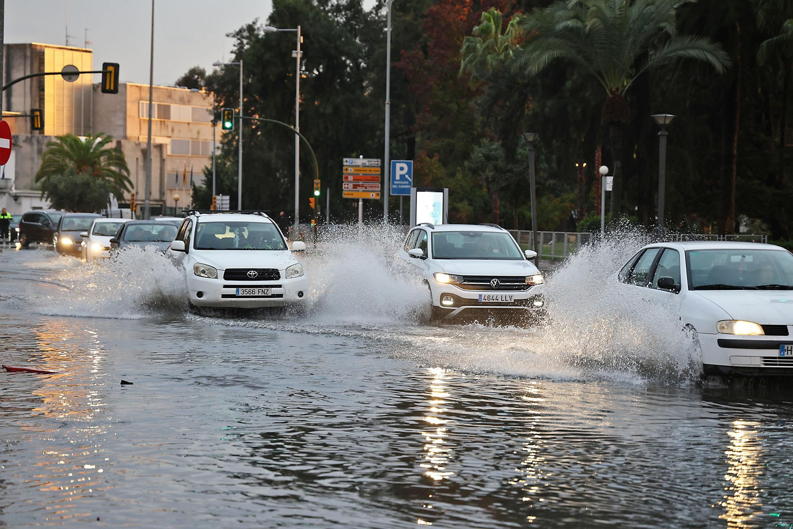 Imágenes del caos en Huelva por la borrasca Claudia con inundaciones, riadas y cortes de carreteras
