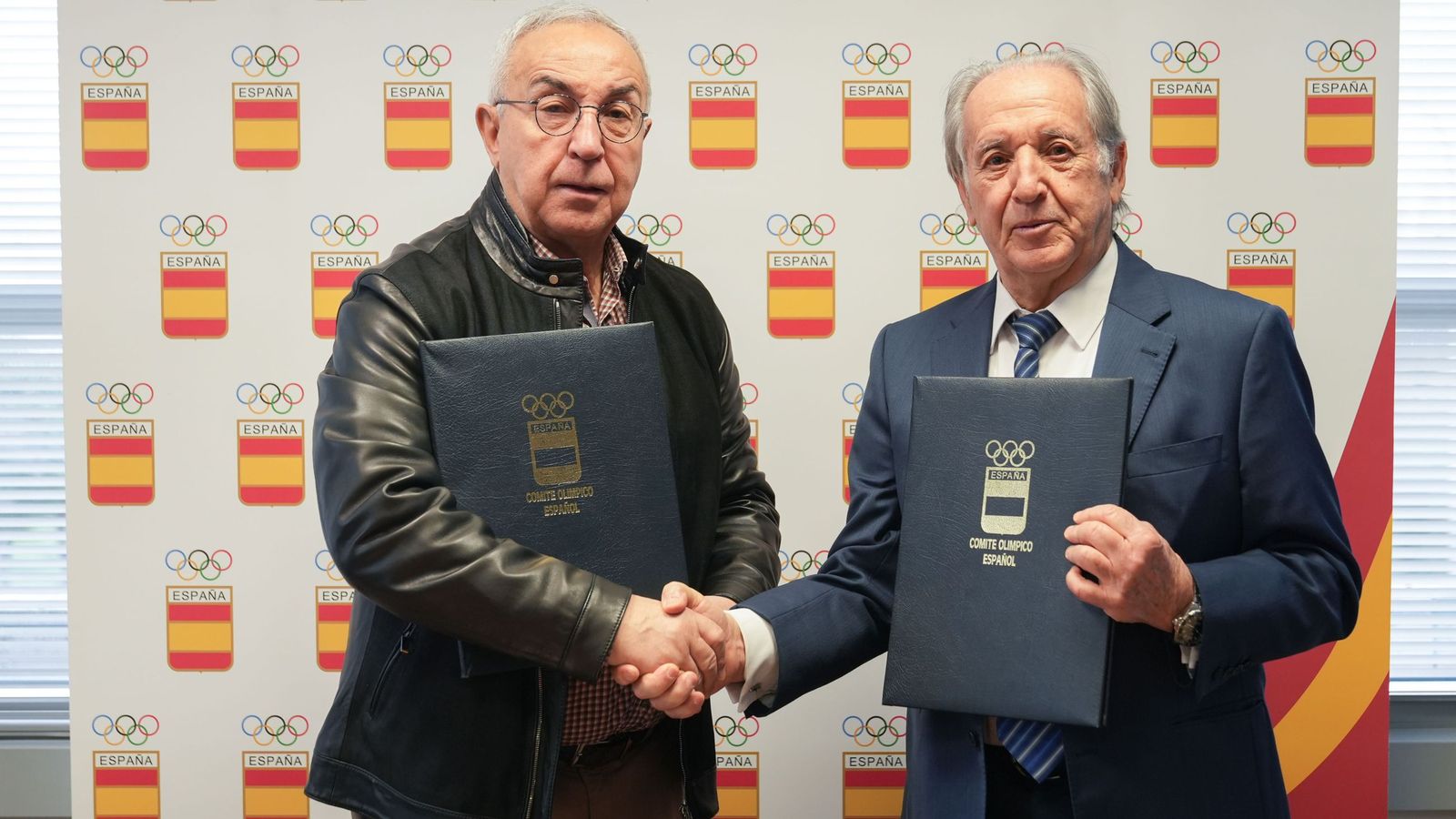 El presidente del COE, Alejandro Blanco, y el presidente de Embutidos Jabugo, Antonio Carrasco, tras firmar la alianza.