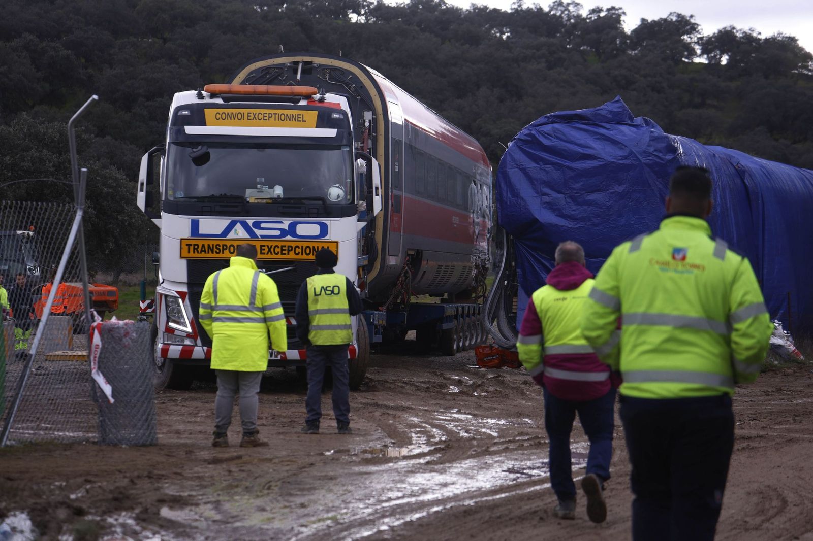Las imágenes del traslado por la vía de alta velocidad de los vagones del Iryo que no descarrilaron en Adamuz