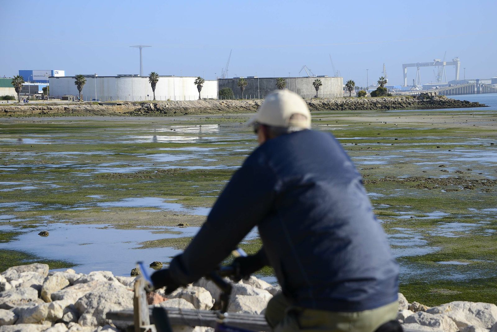 Dos de los tres grandes depósitos de agua de la ciudad, vistos desde el carril de Santibáñez.