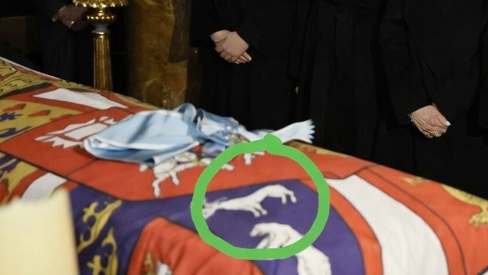 Detalle de la bandera con el escudo real griego y el oso de Groenlandia