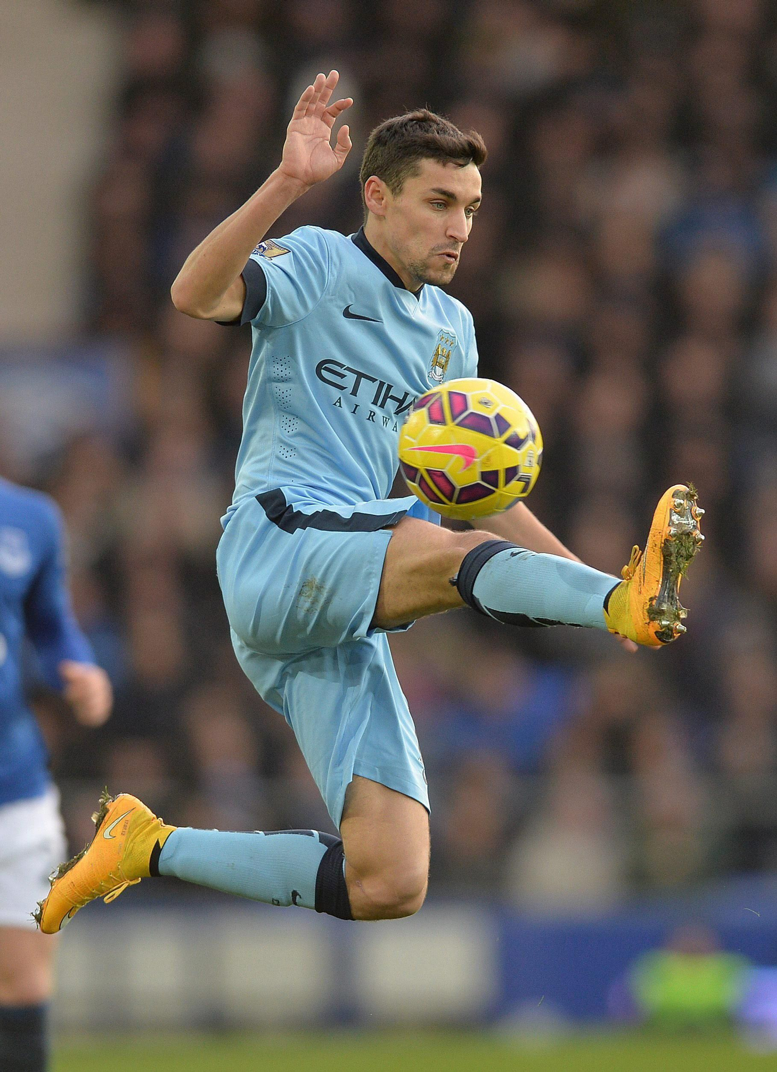 Jesús Navas controla un balón en un partido de la Premier.