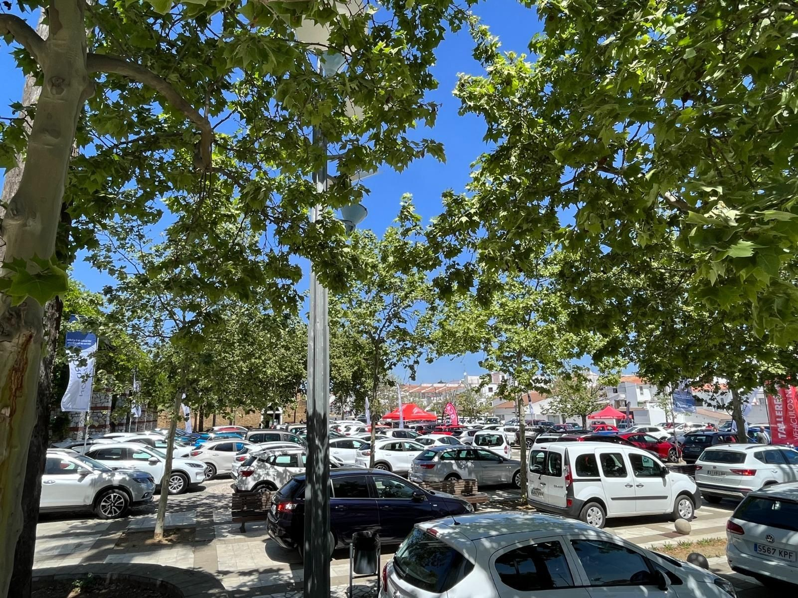 El Salón del Vehículo de Ocasión y de Movilidad Sostenible de Valverde del Camino, en imágenes