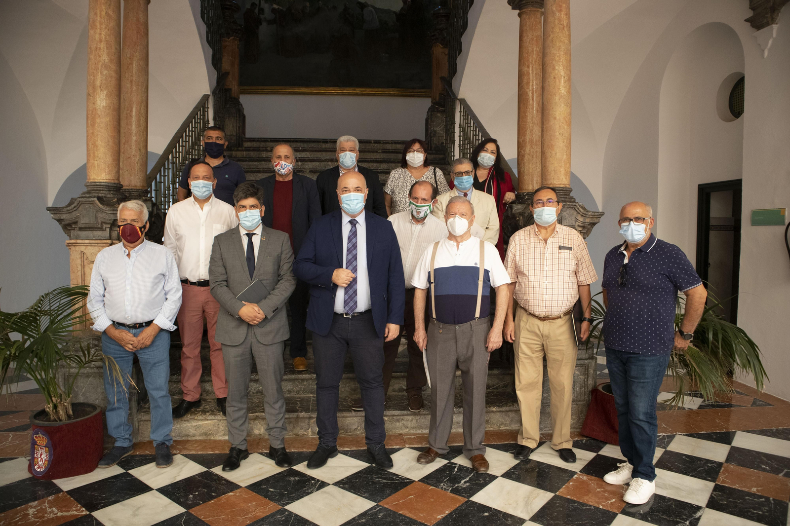 Antonio Ruiz y Rafael Llamas, con los responsables de las asociaciones.
