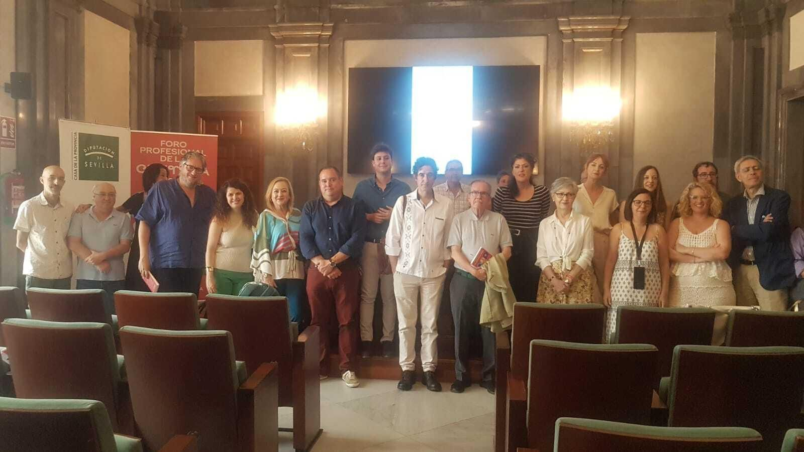Participantes e invitados de estas jornadas posan en la Casa de la Provincia. Participantes e invitados de estas jornadas posan en la Casa de la Provincia.