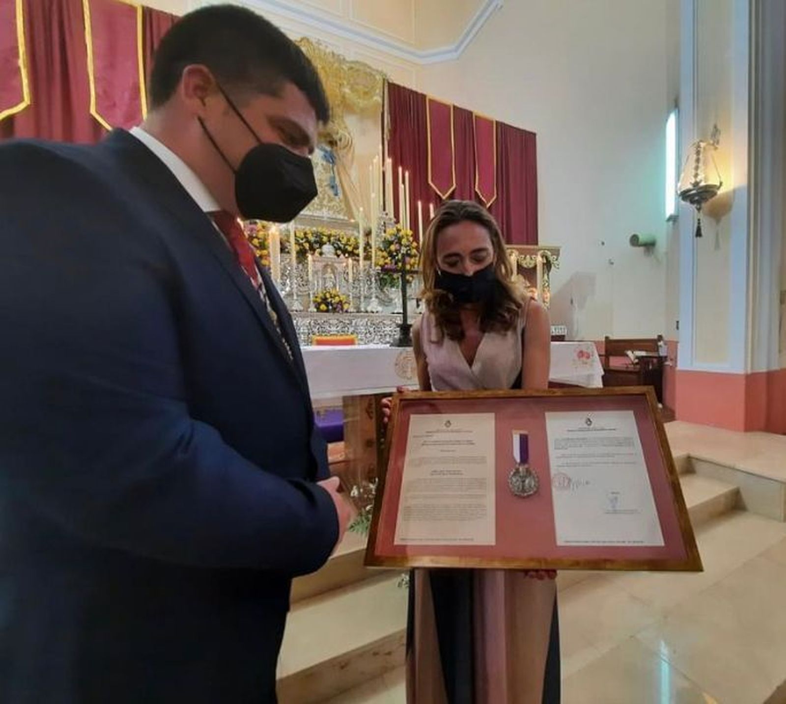 Entrega del título al Área Sanitaria.