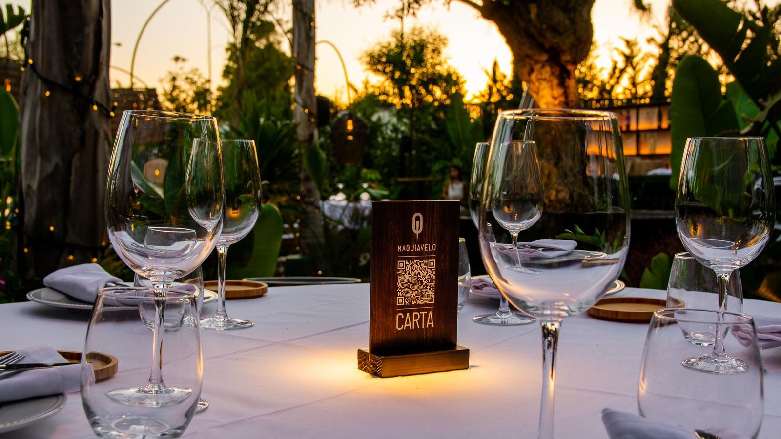 En Maquiavelo se puede disfrutar de espacios privados donde comer.