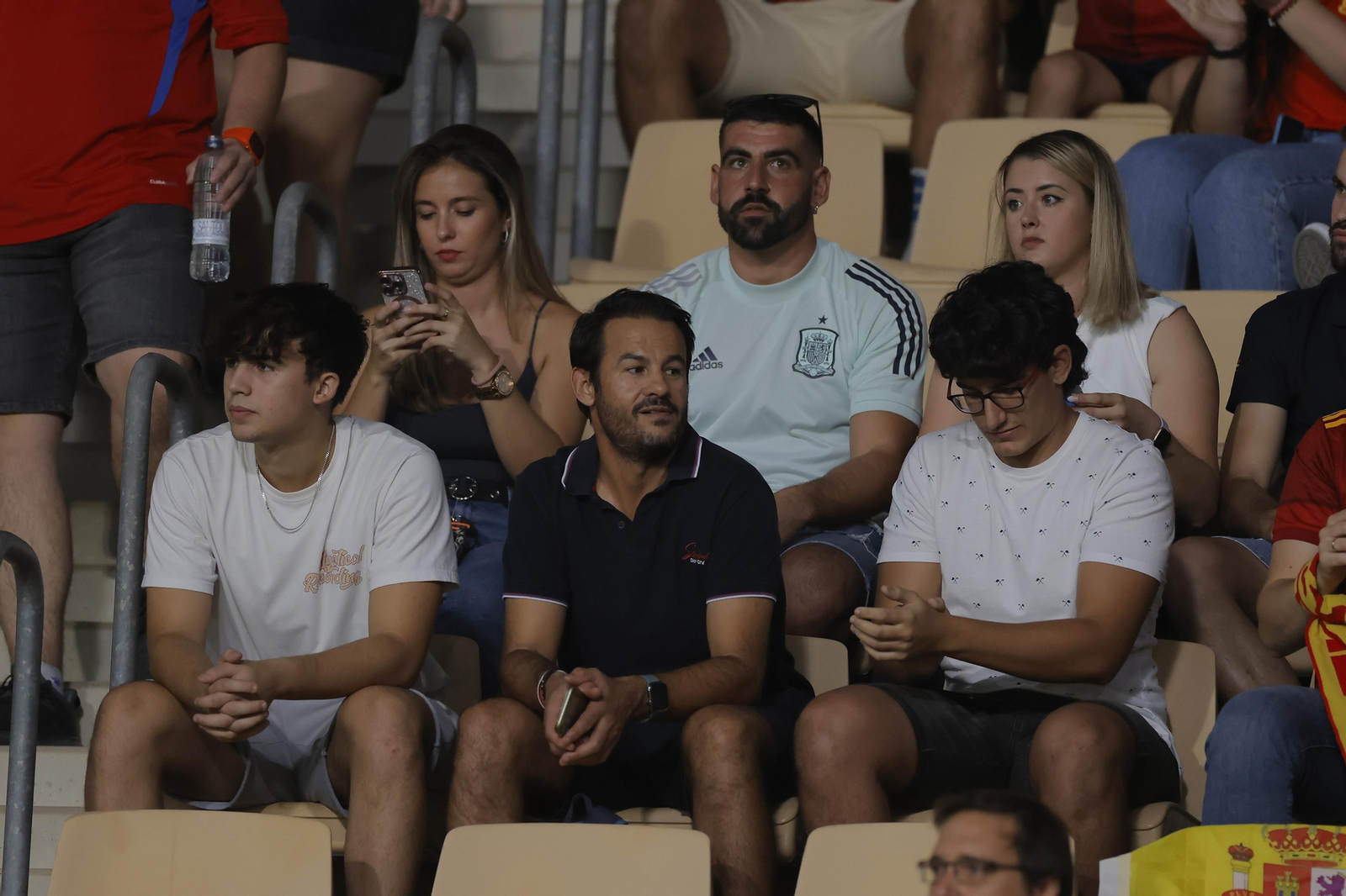 Búscate en las fotos del España-Escocia