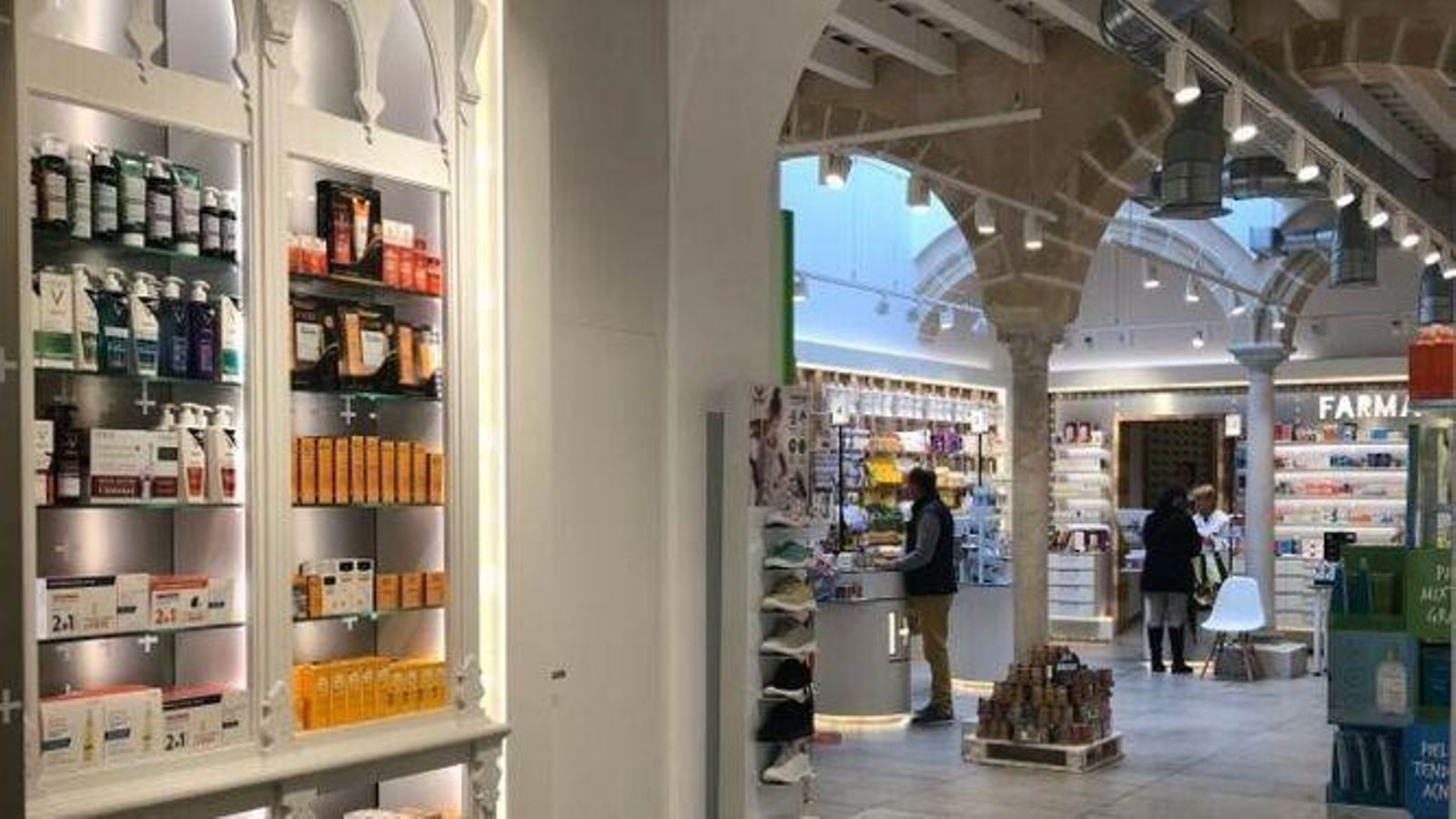 Una imagen de la Farmacia Central, en la calle Luna.