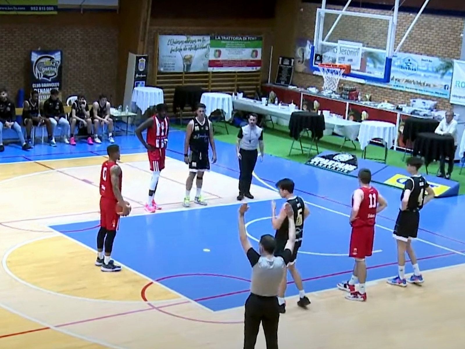 Patrick Mendes se dispone a lanzar un tiro libre.