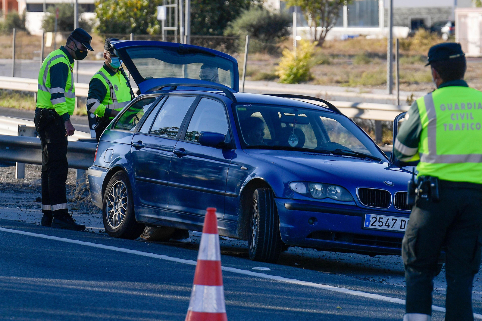 Fotos: así están siendo los controles de Policía y Guardia Civil en Granada por el confinamiento